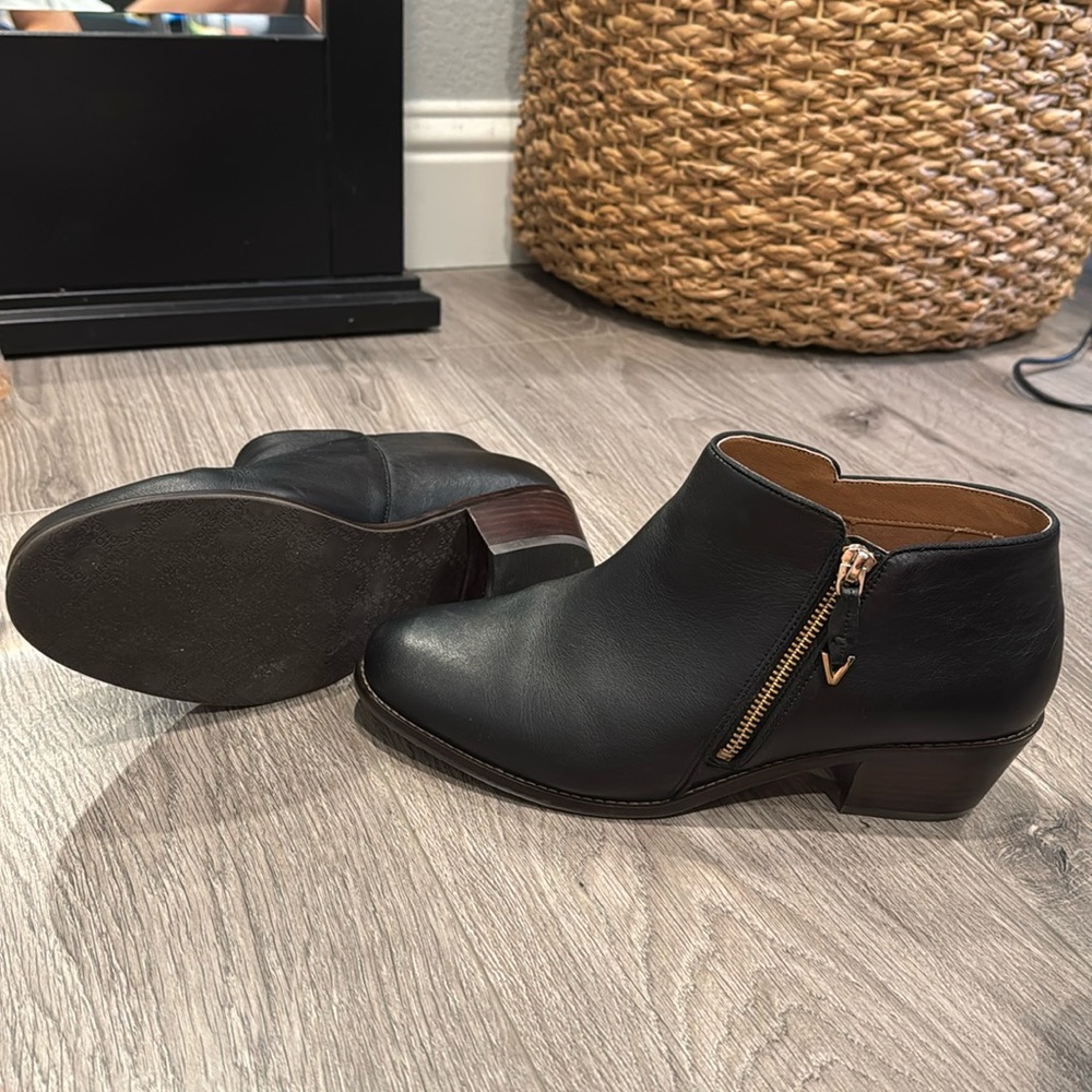 Vionic Black Leather Jolene Ankle Booties Women's Size 9W Side Zip Arch Support